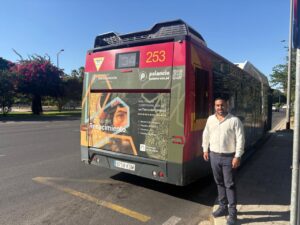 Autobús en Sevilla promocionando el Museo Territorial Campos del Renacimiento