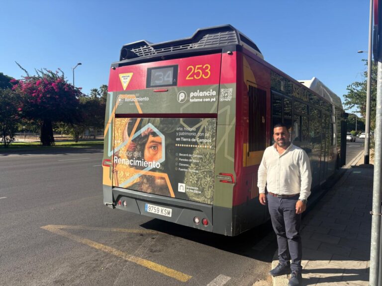 Autobús en Sevilla promocionando el Museo Territorial Campos del Renacimiento