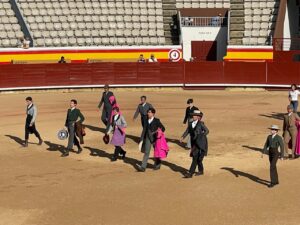 Novilleros desfilando en la plaza de toros de Palencia durante la clase práctica.