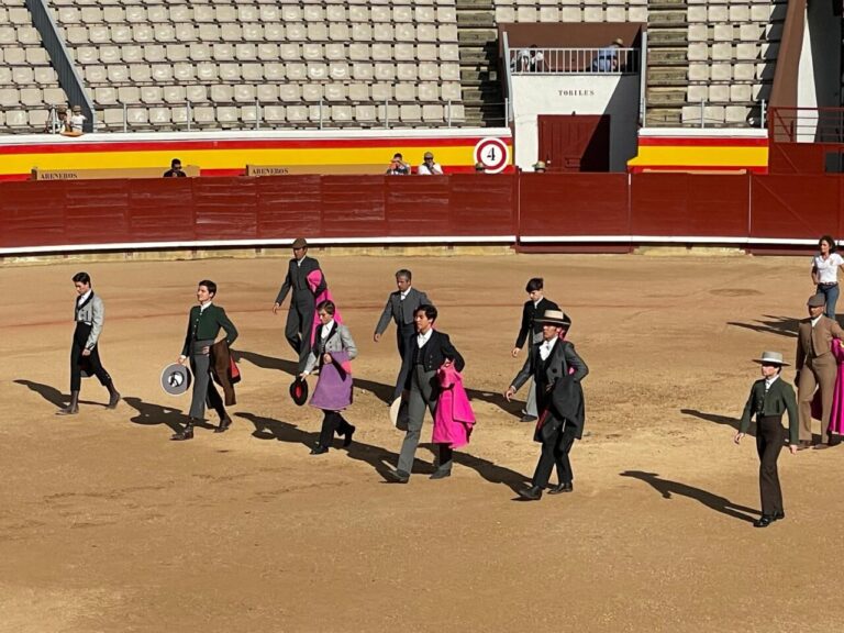 Novilleros desfilando en la plaza de toros de Palencia durante la clase práctica.