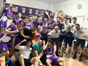 Jugadores del Becerril celebrando victoria en vestuario tras el derbi