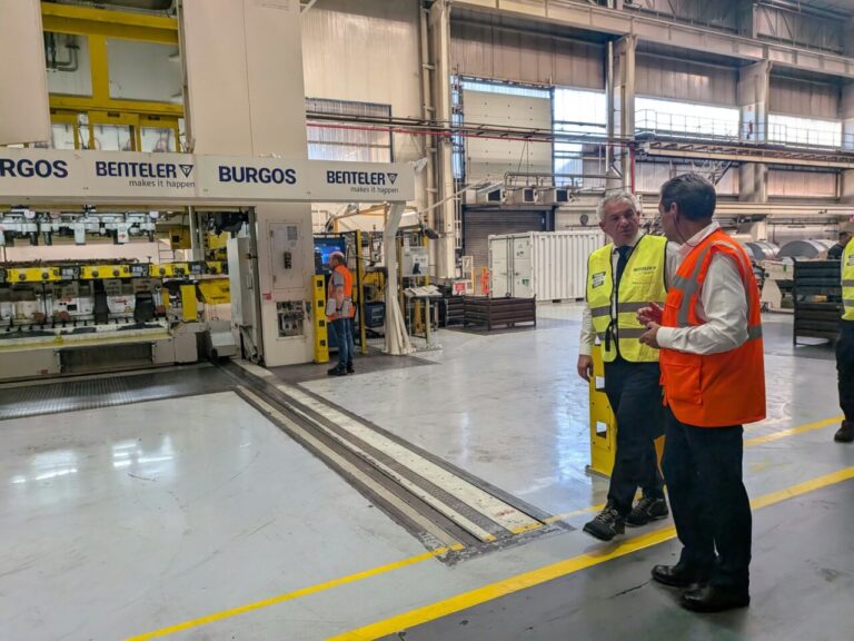 Visita a la planta de Benteler en Burgos con delegados del Gobierno