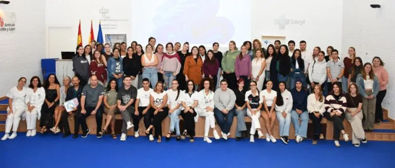 Grupo de alumnos de TCAE en el Hospital Río Carrión durante su bienvenida