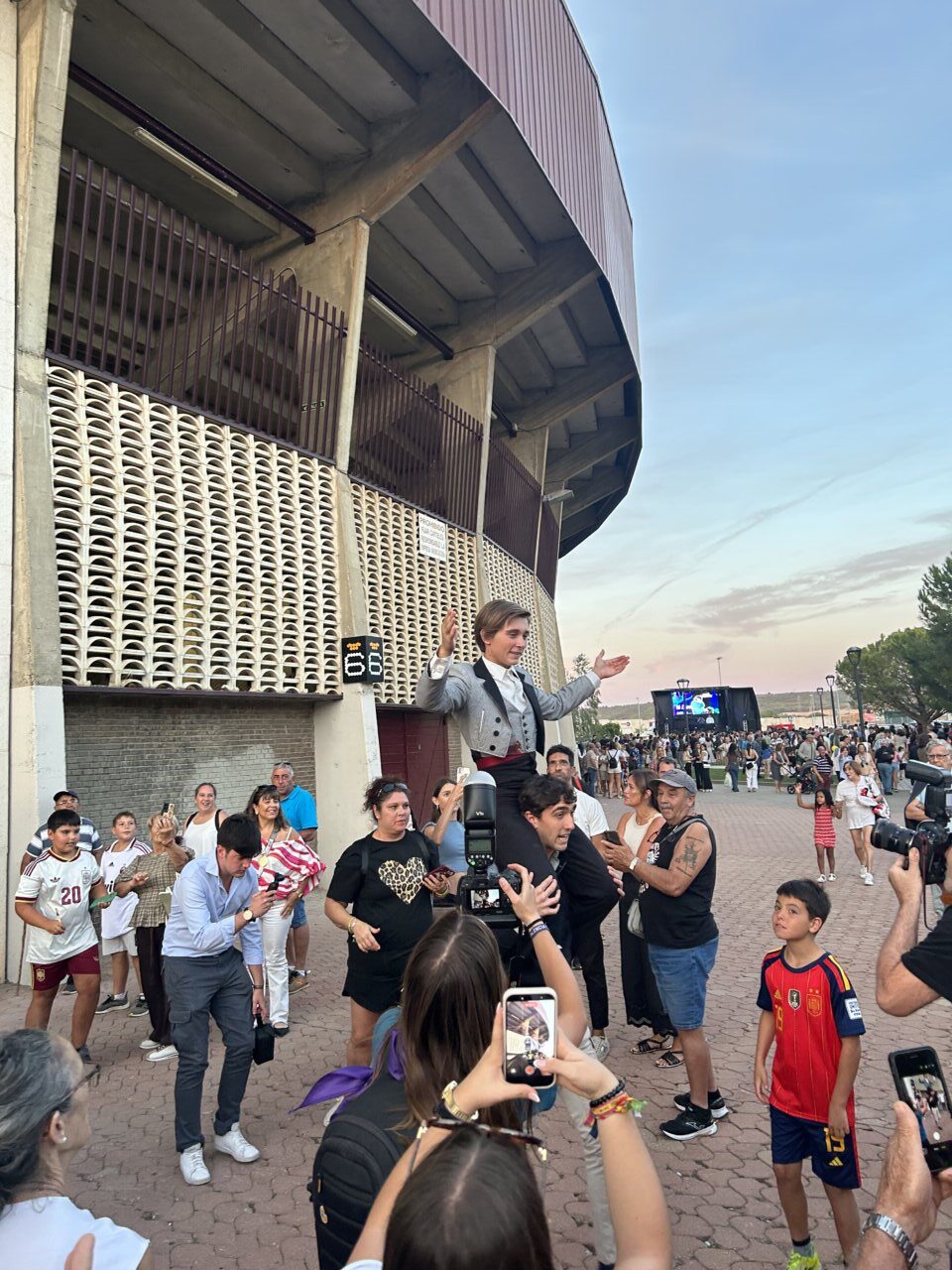 Novillero siendo aclamado por el público tras una actuación en la plaza de toros.