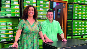 Empleados de Calzados Lucio en su tienda en Palencia