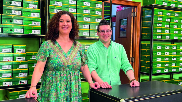 Empleados de Calzados Lucio en su tienda en Palencia