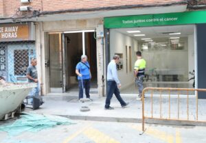Un camión daña la fachada de la Asociación Española contra el Cáncer en Palencia.
