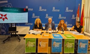 Presentación de la campaña de vacunación en Palencia con varias personas en la mesa.