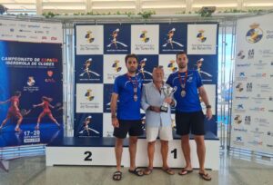 Jon Mondragón y Carlos González sosteniendo un trofeo en el campeonato de frontenis