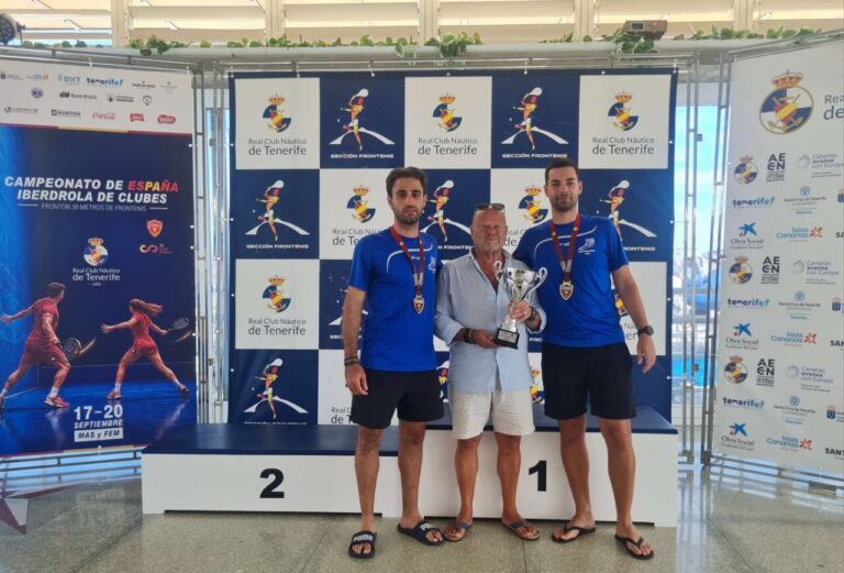 Jon Mondragón y Carlos González sosteniendo un trofeo en el campeonato de frontenis