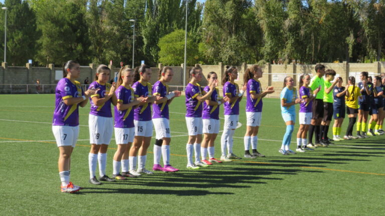 Jugadoras del Palencia Fútbol Femenino alineadas en el campo