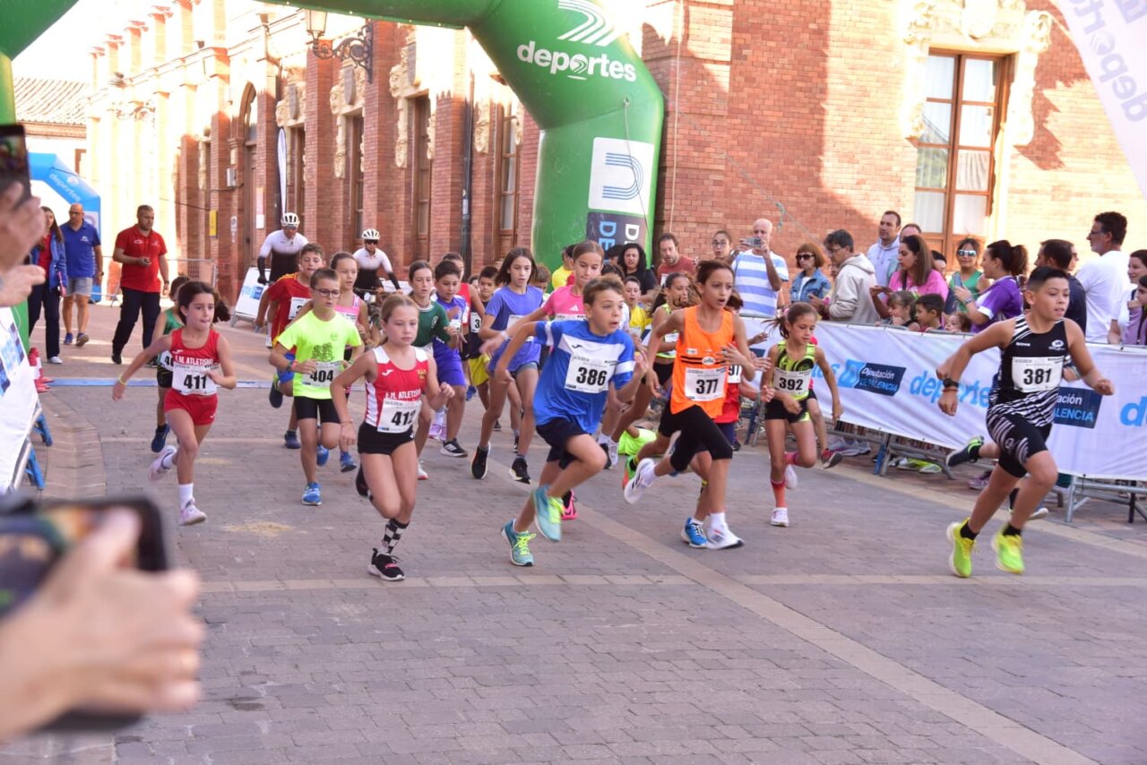 Participantes listos para la carrera Los 10.000 de Mariano Haro en Becerril de Campos.
