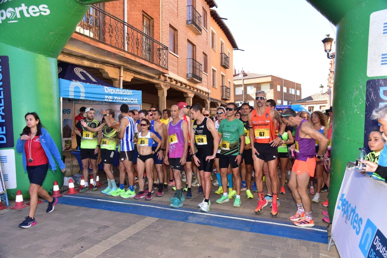 Participantes listos para la carrera Los 10.000 de Mariano Haro en Becerril de Campos.