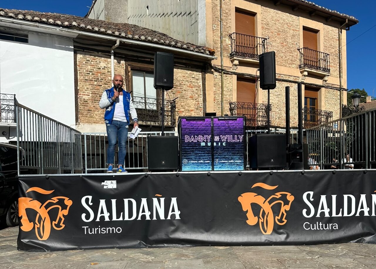 Presentador en el evento de la Carrera de Camas en Saldaña