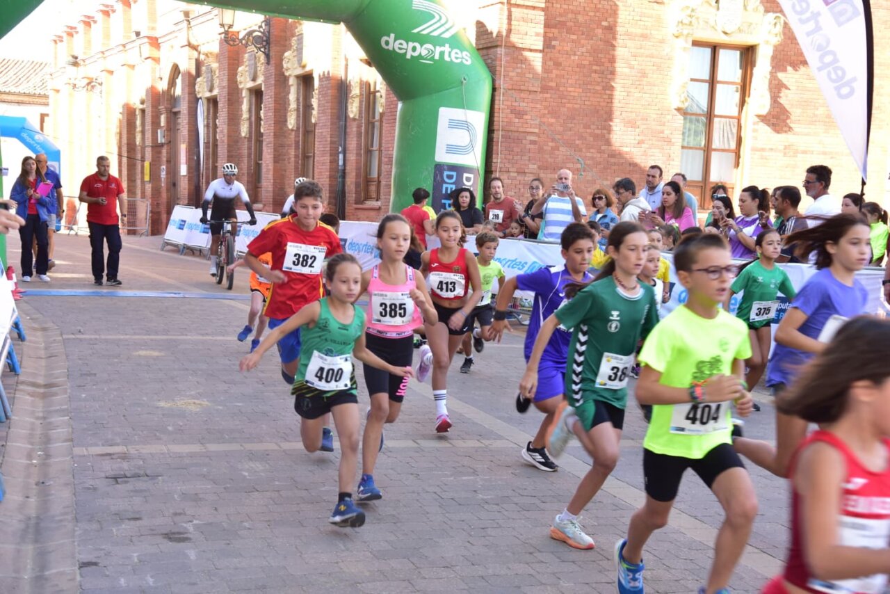 Niños corriendo en una carrera infantil en Becerril de Campos