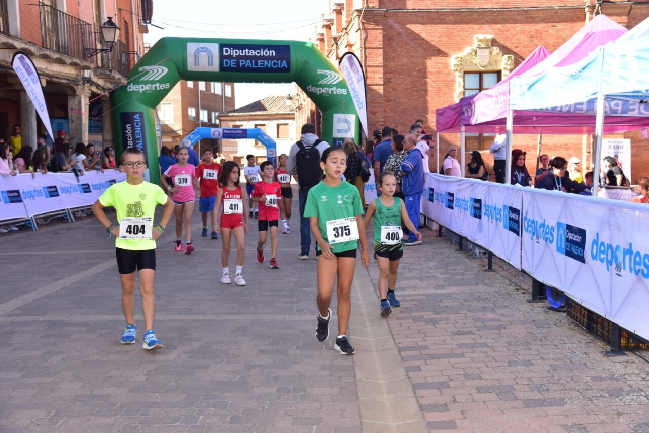 Niños corriendo en la carrera infantil en Becerril de Campos