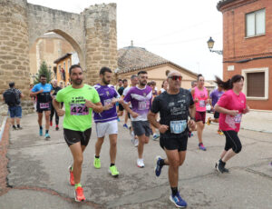 Corredores participando en la carrera Los 10.000 de Mariano Haro en Becerril de Campos