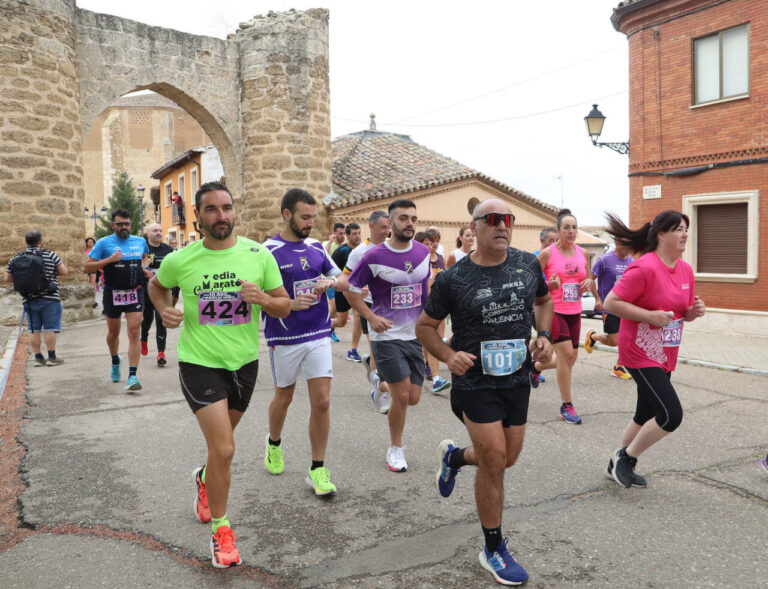 Corredores participando en la carrera Los 10.000 de Mariano Haro en Becerril de Campos