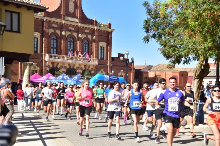Participantes corriendo en la carrera Los 10.000 de Mariano Haro en Becerril de Campos