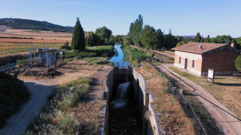 Vista del Edificio Soto Albúrez y las esclusas en Villamuriel
