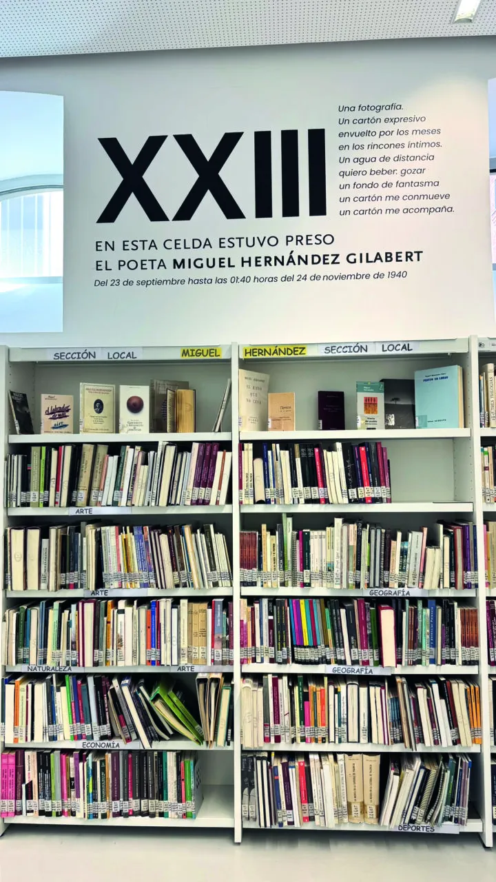 Estantería con libros en la celda de Miguel Hernández en Lecrác