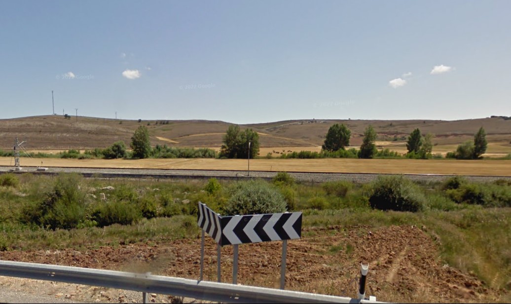 Vista del cerro Camesa en Aguilar de Campoo con señal de tráfico
