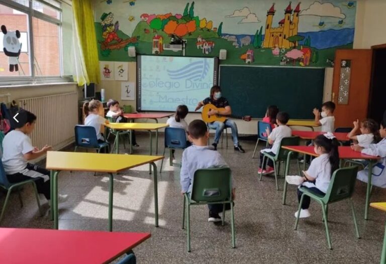 Clase de música en el Colegio Divino Maestro con niños y un profesor