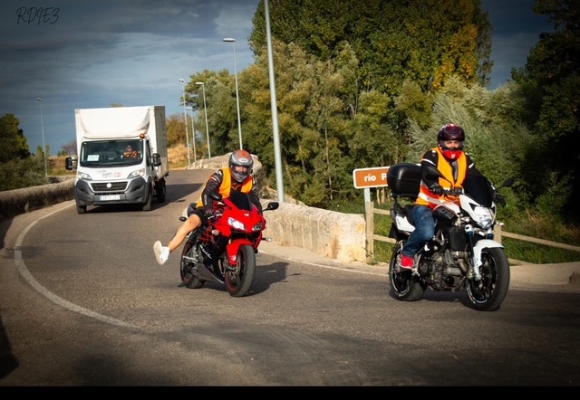 Dos motociclistas en una carretera durante la Concentración Venteña Verracos en Venta de Baños