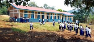 Niños en el exterior de una escuela en el Congo