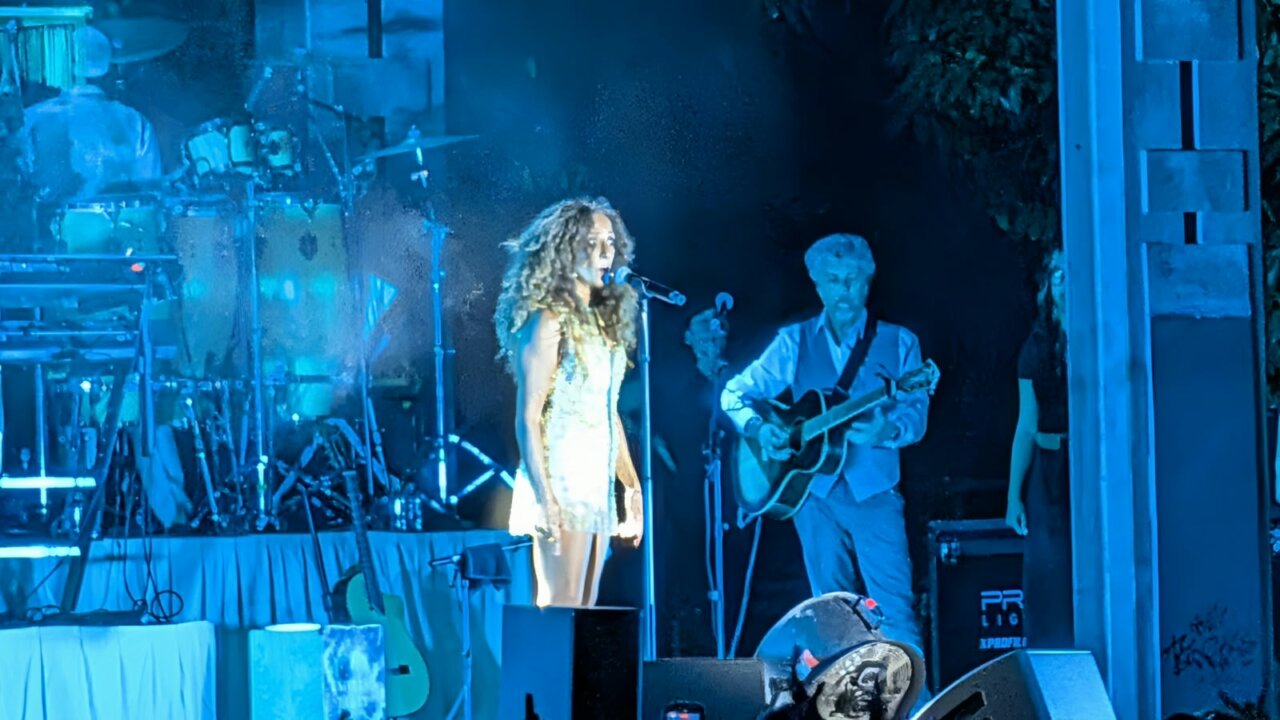 Rosario Flores cantando en un concierto en Palencia