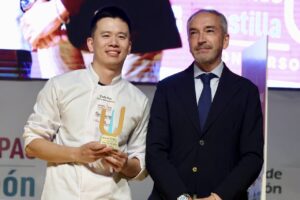 Chef Jiale Pan recibiendo el premio Pincho de Oro en el concurso de tapas