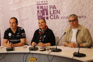 Reunión del Consejo de Barrio en Palencia con representantes de la policía y el ayuntamiento.