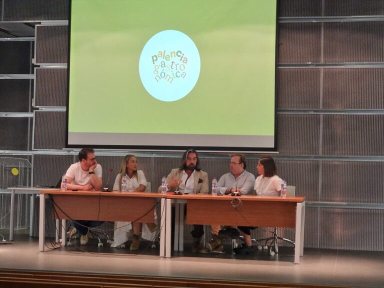 Panel de expertos discutiendo sobre turismo y gastronomía en Palencia