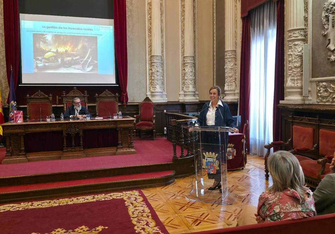 Presentación sobre gestión de incendios rurales en evento oficial