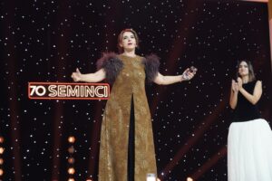 Presentadora en la 71 Seminci con fondo estrellado y cartel del festival