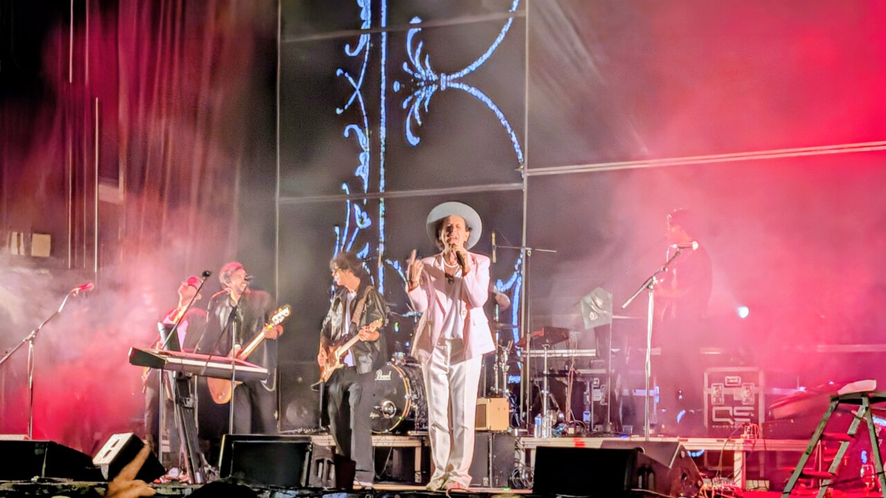 Coti actuando en la Plaza Vieja durante las Fiestas del Valle en Saldaña.