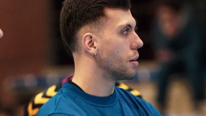 Dani Torres en un partido de balonmano como segundo entrenador