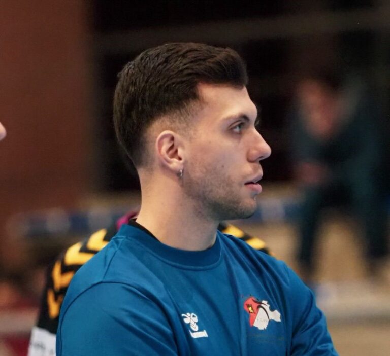 Dani Torres en un partido de balonmano como segundo entrenador