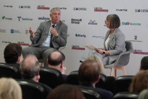 José Vicente de los Mozos hablando en un foro económico sobre Renault y el futuro de la automoción