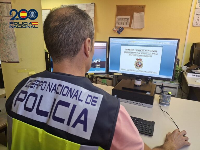 Oficial de policía trabajando en la comisaría de Palencia