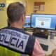 Oficial de policía trabajando en la comisaría de Palencia