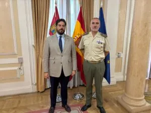 Subdelegado del Gobierno y general de brigada en despedida institucional