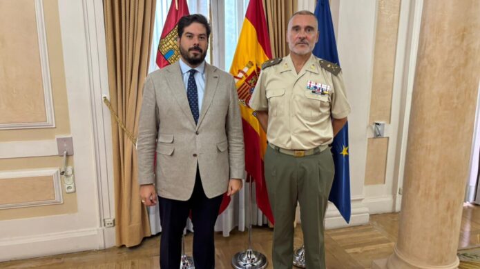 Subdelegado del Gobierno y general de brigada en despedida institucional