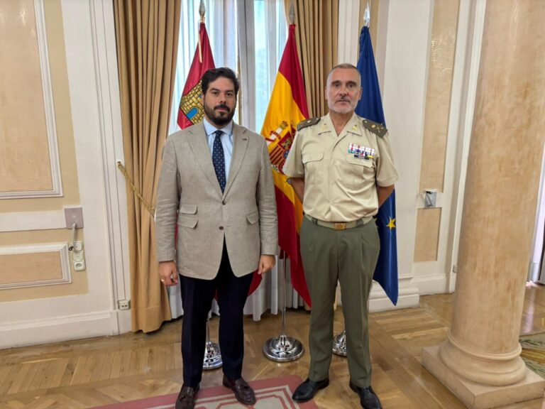 Subdelegado del Gobierno y general de brigada en despedida institucional