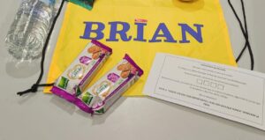 Productos de Galletas Gullón en una bolsa amarilla con el logo BRIAN