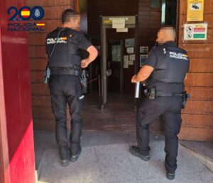 Agentes de la Policía Nacional entrando en una comisaría en Palencia