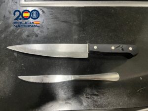 Cuchillos utilizados en un incidente de amenazas graves por la Policía Nacional