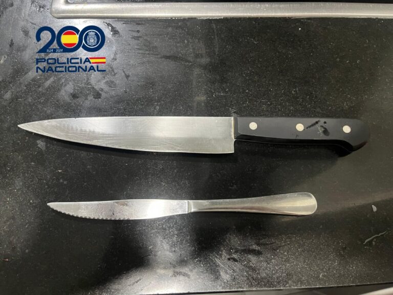 Cuchillos utilizados en un incidente de amenazas graves por la Policía Nacional