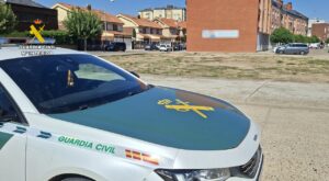 Patrulla de la Guardia Civil en Villamuriel de Cerrato tras un robo.