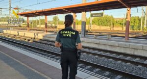 Agente de la Guardia Civil en la estación de Venta de Baños